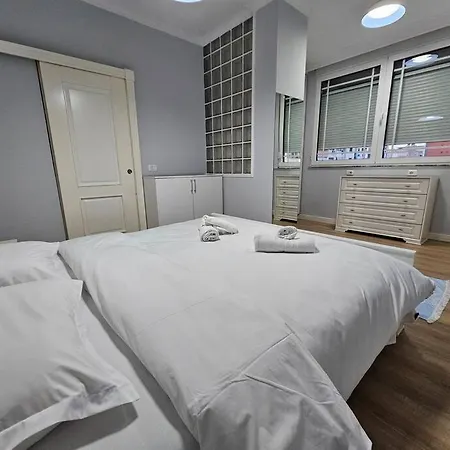 아파트 With Balcony 1 *